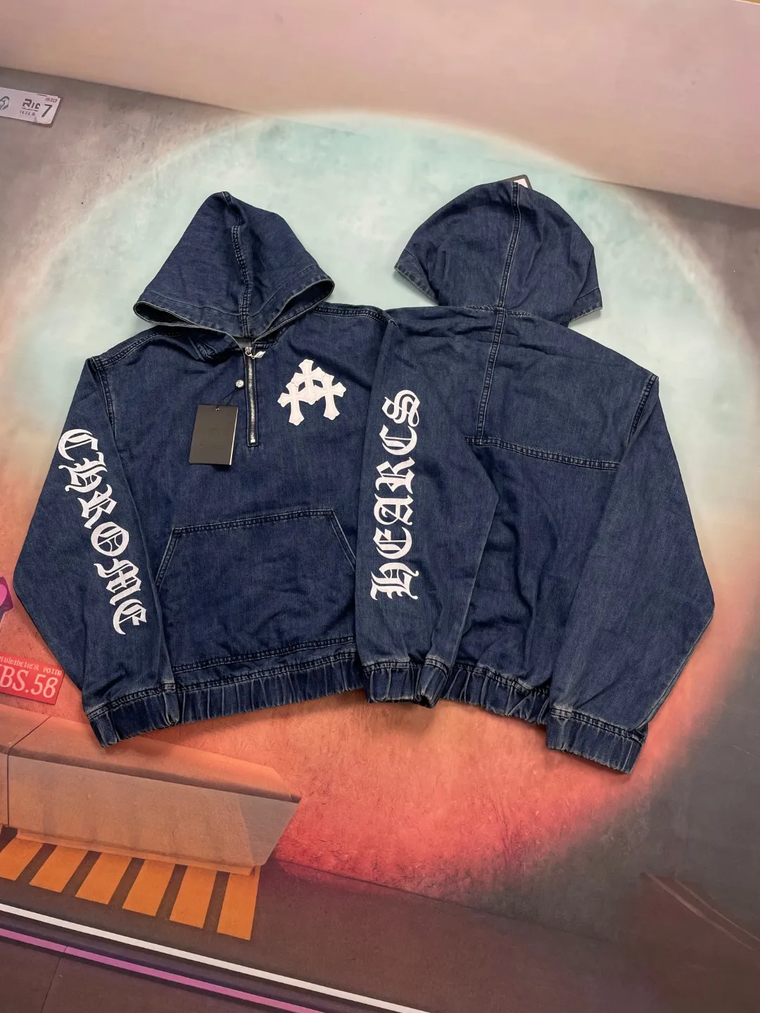🅿️280 🔘Style number-KL251 🔘Cro heart𝐂𝐡𝐫𝐨𝐦𝐞 𝐇𝐞𝐚𝐫𝐭 25SS Sanskrit letter cross patchwork leather denim hooded jacket* Croixin’s designs are always eye-catching, and this new half-zip denim sweatshirt and hoodie is even more stunning! The simple blue and white color scheme is particularly refreshing, and the loose fit is super casual. It doesn't matter your figure, and looks good on anyone who wears it. Classic denim fabric with unparalleled texture. It is full of details, the leather logo is exquisite and luxurious, and the Sanskrit print adds a mysterious artistic atmosphere. Whether you are out on the street or hanging out with friends, this jacket can easily make you the center of attention. The matching suggestions are as follows: Casual sports style: wear a white or black pure cotton sports T-shirt underneath, and a pair of leggings sports pants, such as black or gray sweatpants. Put on a pair of sneakers, like Nike's Air Force 1 or Adidas' shell toe, and carry a simple backpack, which is full of energy and fashion. Street fashion style: Pair it with a pair of black or dark blue loose jeans, preferably with some holes or graffiti elements. Wear a short, colorful T-shirt from a trendy brand, such as a bright T-shirt from Stüssy. Put on a baseball cap, a pair of sunglasses, and a pair of high-top canvas shoes, such as Converse's high-top models, and you will instantly feel street fashion. Casual and lazy style: wear a loose white bottoming shirt and a pair of light-colored wide-leg pants, such as khaki or off-white. Wear a pair of casual mules or sneakers on your feet. The overall look is casual and lazy, perfect for going out or on vacation.  Size: S M L (46.48.50) Color: Blue